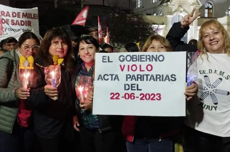 Docentes bajo la lluvia expresen su malestar en las calles