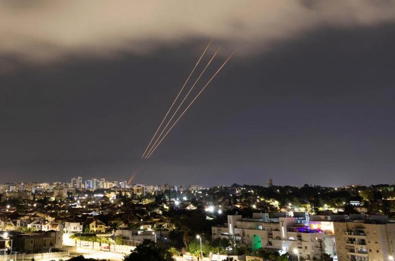 Se escucharon explosiones y sirenas en Israel tras ataque con drones de Iraacuten
