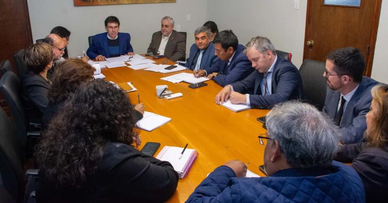 El Gobierno ofrecioacute 18-en-porciento- de aumento al baacutesico y un bono de 20 mil