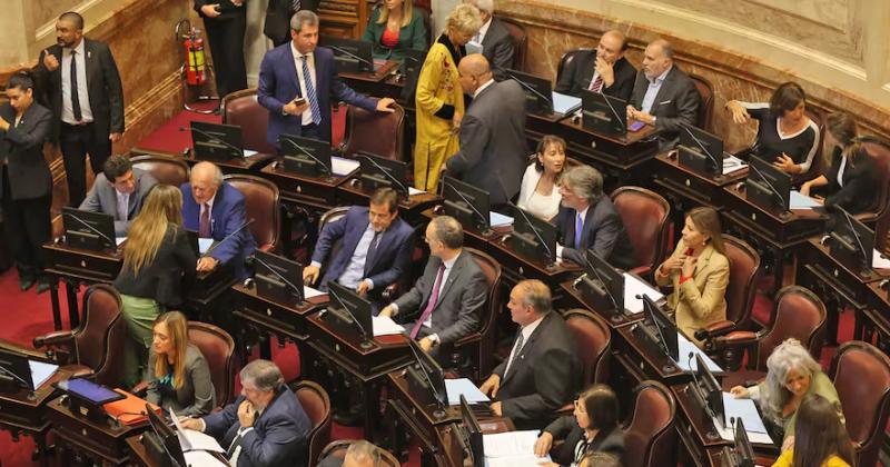 Los senadores se subieron el sueldo y cobraraacuten  4 millones