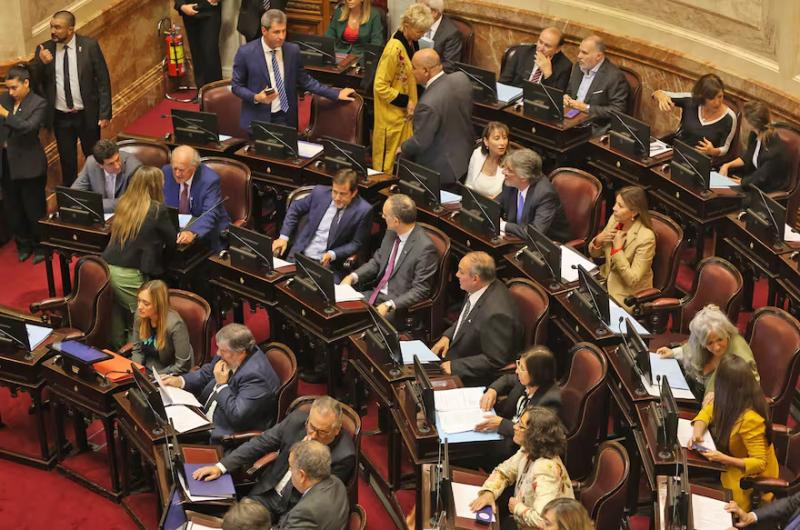 Los senadores se subieron el sueldo y cobraraacuten  4 millones