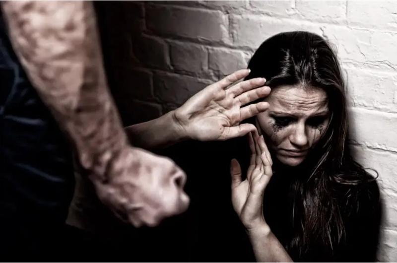  Una mujer fue desmayada a golpes por su pareja y terminoacute internada