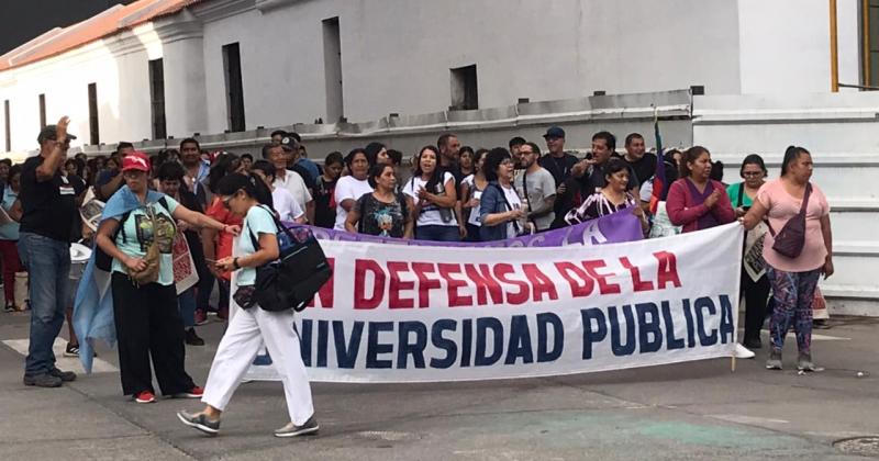 Histoacuterica y multitudinaria marcha en defensa de la educacioacuten publica