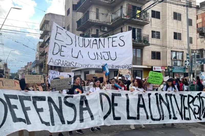 Histoacuterica y multitudinaria marcha en defensa de la educacioacuten publica