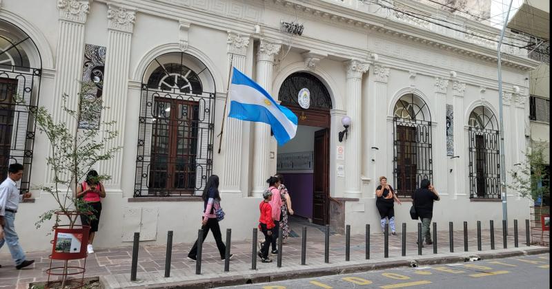 Dictaraacuten un curso de posgradoen comunicacioacuten poliacutetica