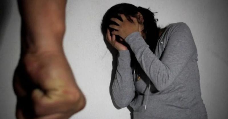 Una mujer fue apedreada y amenazada de muerte por su pareja