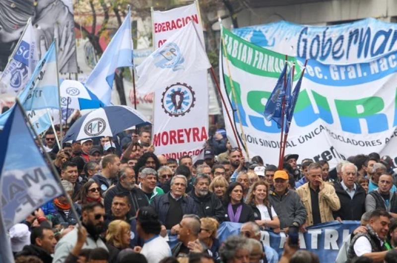 La CGT se movilizoacute y ratificoacute el paro para el 9 de mayo