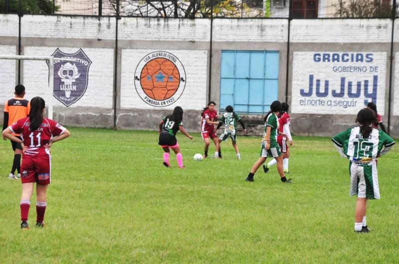 Con maacutes de 40 equipos la Liga Infantil de Fuacutetbol Femenino puso primera