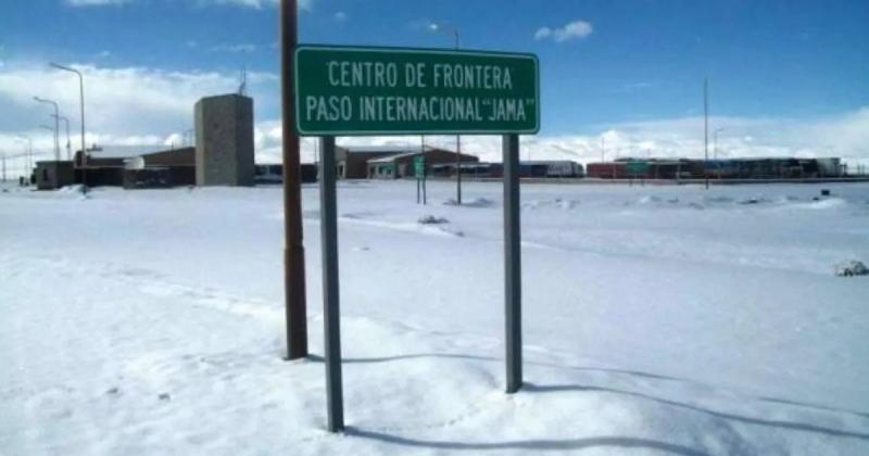Por acumulacioacuten de nieve cerraron el Paso de Jama