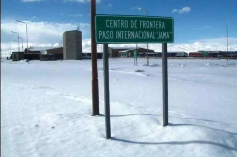 Por acumulacioacuten de nieve cerraron el Paso de Jama