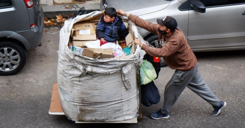 La UCA aseguroacute que el nivel de pobreza llegoacute a un techo y tiende a bajar