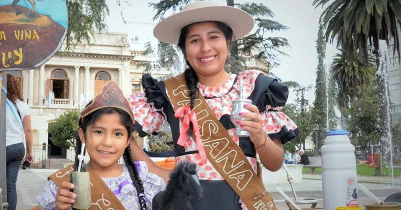 Tarde de mate y clases de folklore en Plaza Belgrano