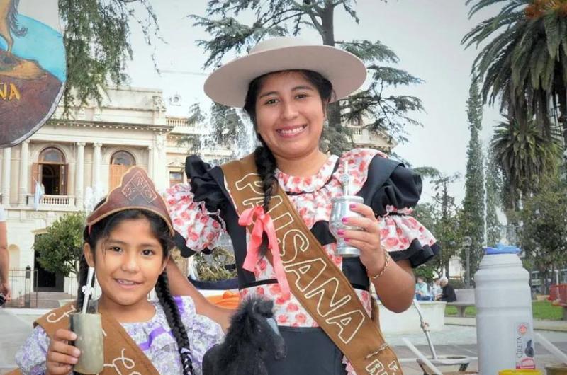 Tarde de mate y clases de folklore en Plaza Belgrano