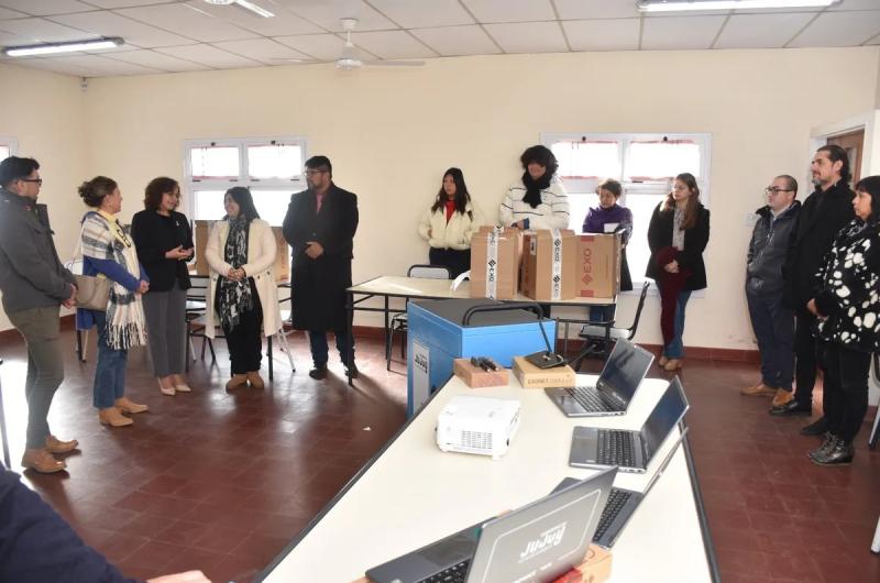 Comenzoacute la entrega de Aulas Digitales Moacuteviles a colegios