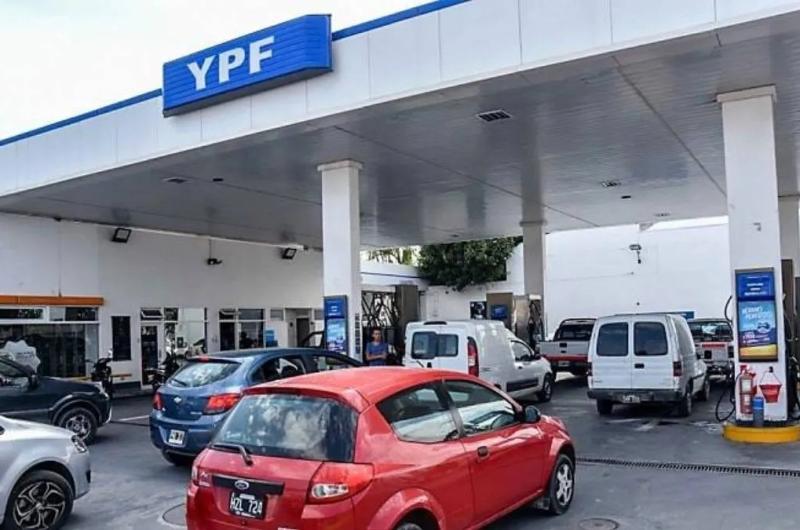 Comenzoacute a aplicarse la tasa vial en surtidores de YPF y subioacute la nafta 