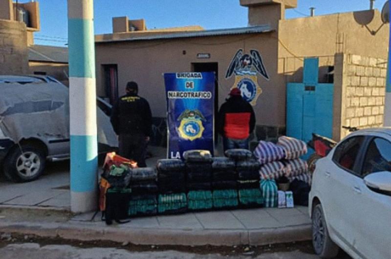 Secuestraron maacutes de 300 kilos de hojas de coca en dos procedimientos policiales