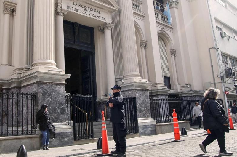La inflacioacuten seguiraacute bajando seguacutenlas consultoras que releva el Central