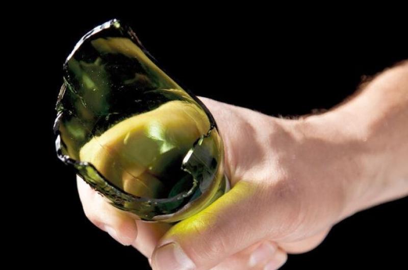 Joven hospitalizado tras ser atacado con una botella de vidrioacute