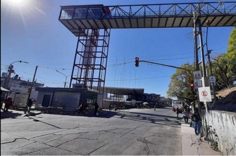 Un hombre fue embestido por un colectivo en una parada