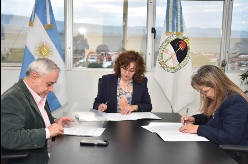 Firmaron convenio entre el CPCE y Educacioacuten