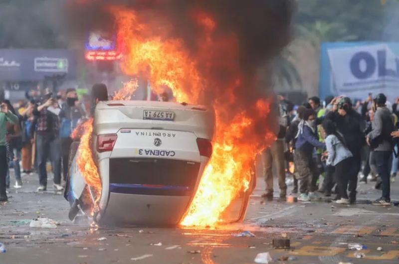 Represioacuten violencia y decenas de detenidos fuera del Congreso 