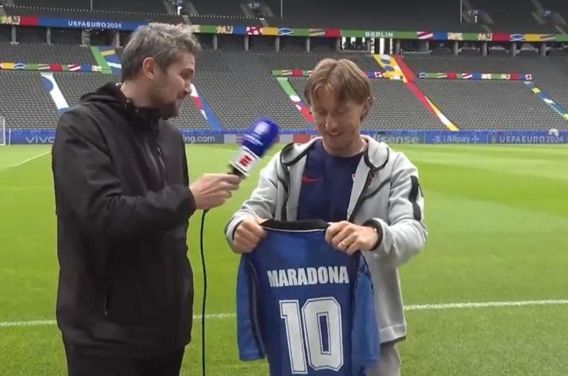 Modric se emocionoacute al recibir de regalo una camiseta de Maradona