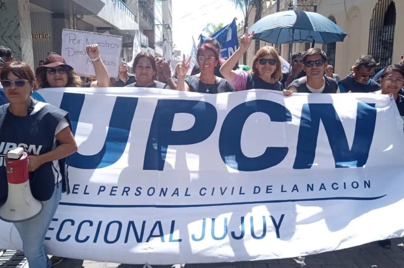 Disconformes gremios exigiraacuten al gobierno un 30-en-porciento- de recomposicioacuten salarial