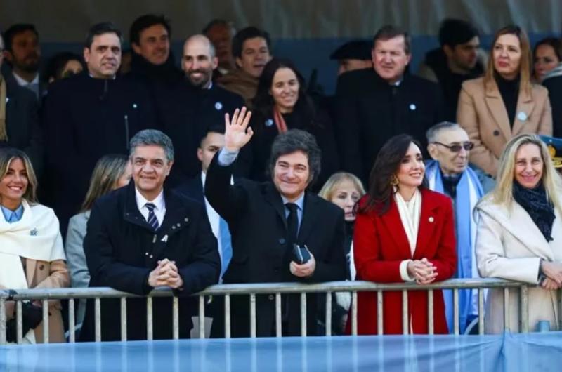 Milei y su gabinete en el desfile por el Diacutea de la Independencia