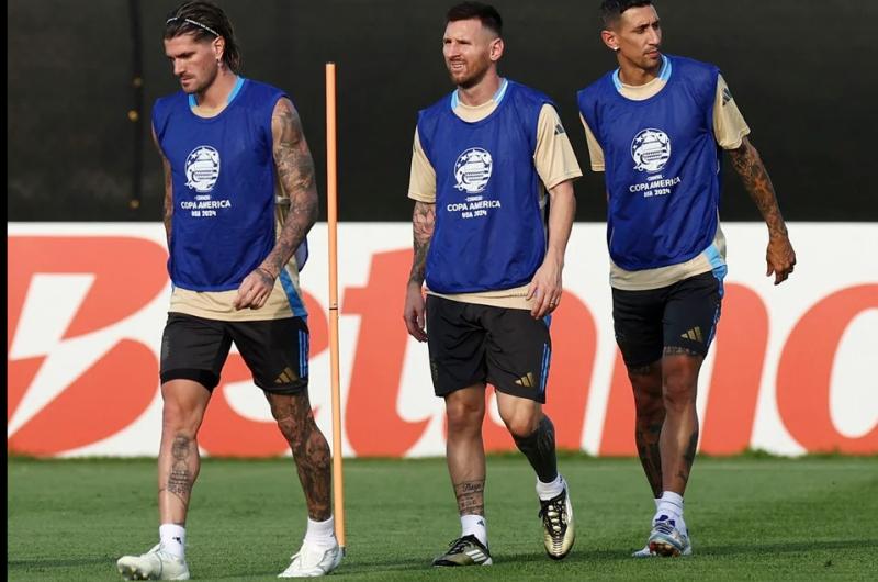 La Seleccioacuten argentina entrenoacute pensando en la final de la Copa Ameacuterica
