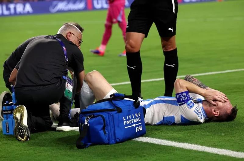 Messi sufrioacute un esguince de tobillo y podriacutea estar un tiempo inactivo