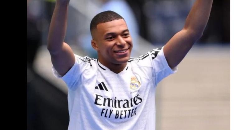 Ante una multitud Mbappeacute fue presentado en el Real Madrid