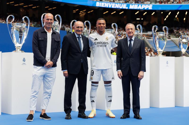 Ante una multitud Mbappeacute fue presentado en el Real Madrid