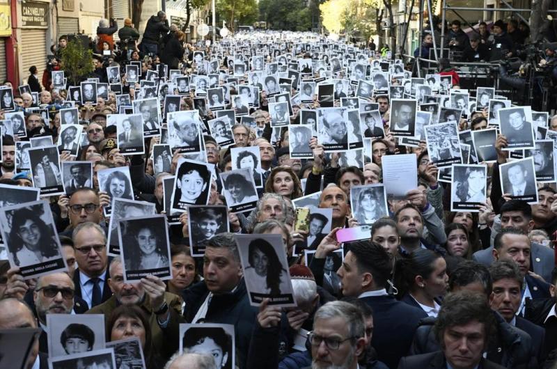 El presidente de AMIA  pidioacute que la causa sea una cuestioacuten de Estado