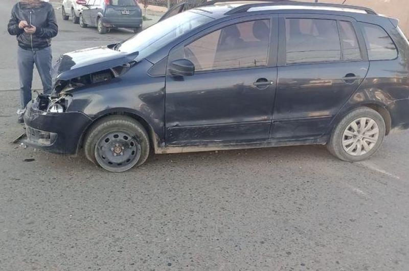 Embistioacute a un motociclista se fugoacute y lo encontraron sacando ropa del paragolpes