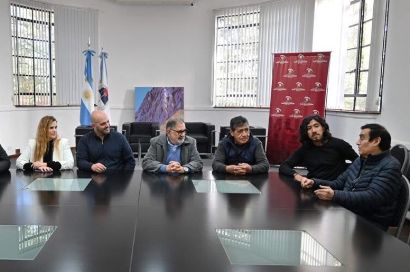 El Intendente recibioacute a los artistas que se presentaraacuten 