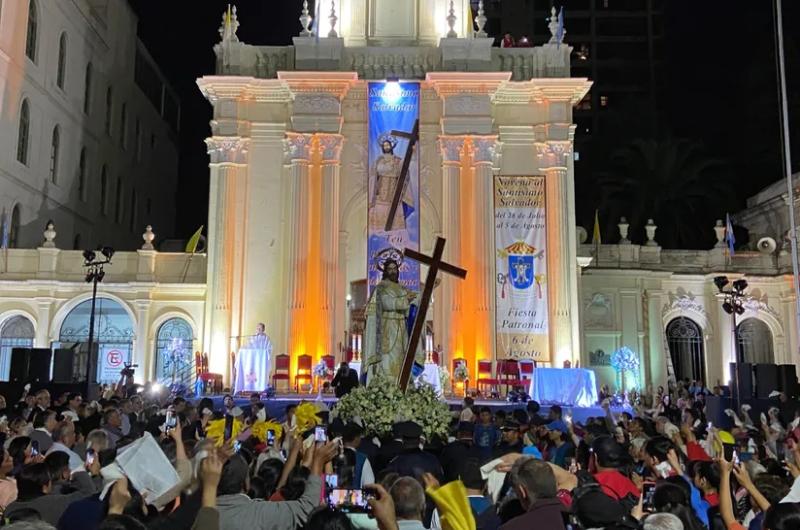 Masiva manifestacioacuten de fe al Santiacutesimo Salvador