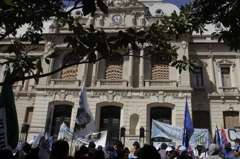 La oferta salarial del Ejecutivo generoacute disgusto en gremios y trabajadores