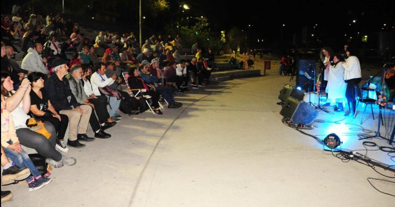 Moacutenica Pacheco presentoacute La Ollera en el Xibi Xibi