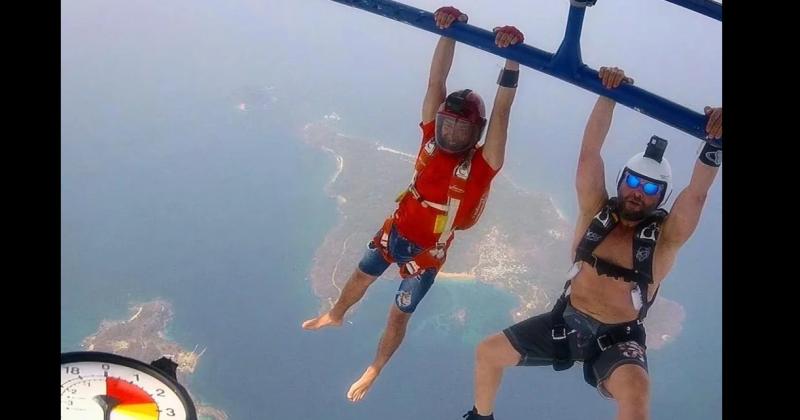 Dos paracaidistas argentinos saltaron desde la estratoacutesfera y lograron un reacutecord mundial