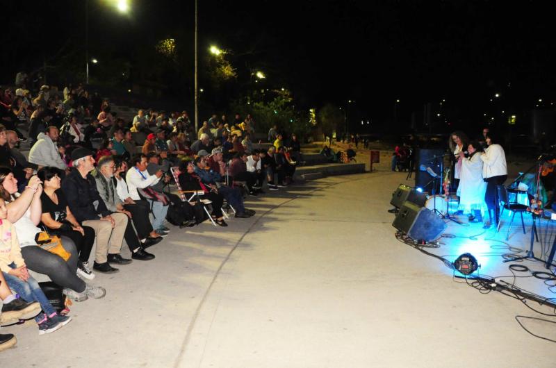 Moacutenica Pacheco presentoacute La Ollera en el Xibi Xibi