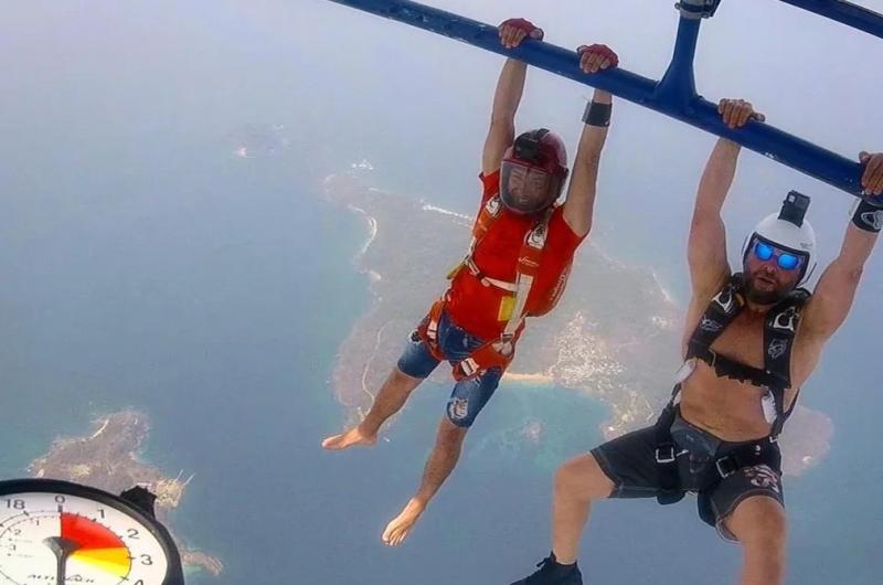 Dos paracaidistas argentinos saltaron desde la estratoacutesfera y lograron un reacutecord mundial