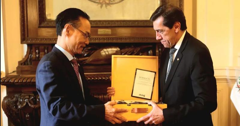 Carlos Sadir recibioacute al Embajador de Corea del Sur