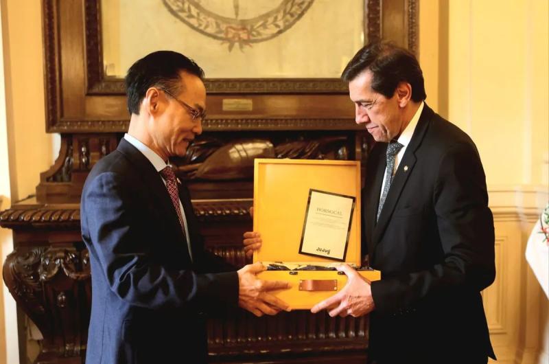 Carlos Sadir recibioacute al Embajador de Corea del Sur