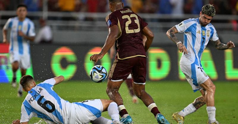 La Seleccioacuten Argentina empatoacute con Venezuela y sigue como uacutenico liacuteder