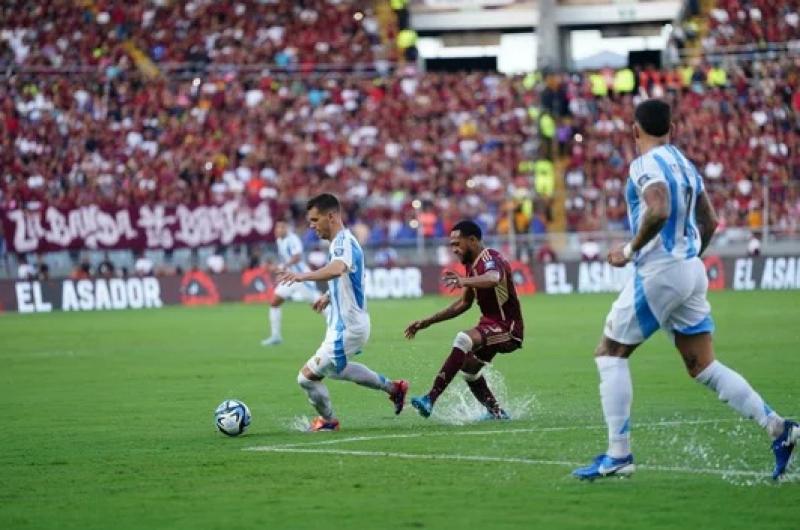 La Seleccioacuten Argentina empatoacute con Venezuela y sigue como uacutenico liacuteder
