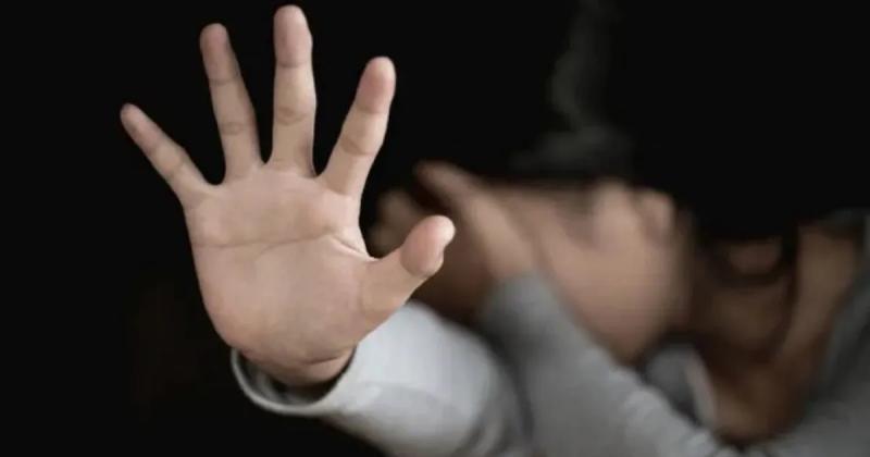 Golpeoacute y amenazoacute de muerte a su pareja tras verla conversando con un amigo