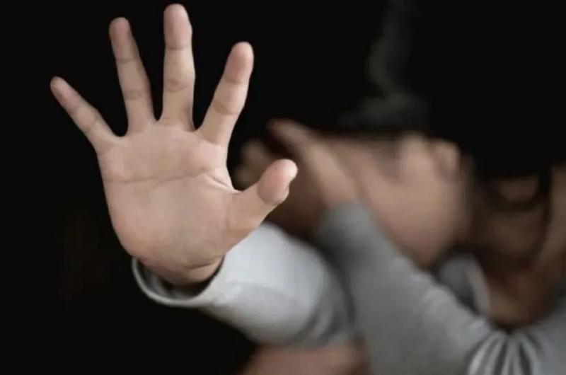 Golpeoacute y amenazoacute de muerte a su pareja tras verla conversando con un amigo