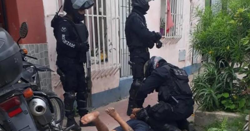 Desmayoacute a uno de sus asaltantes de una pedrada en la cabeza