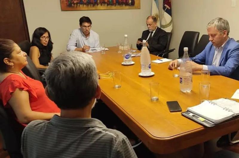 El Gobierno propuso 10-en-porciento- a estatales y este viernes pagaraacute la ayuda escolar