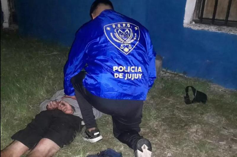 Tras una persecucioacuten policial demoraron a una pareja en barrio San Francisco de Alava
